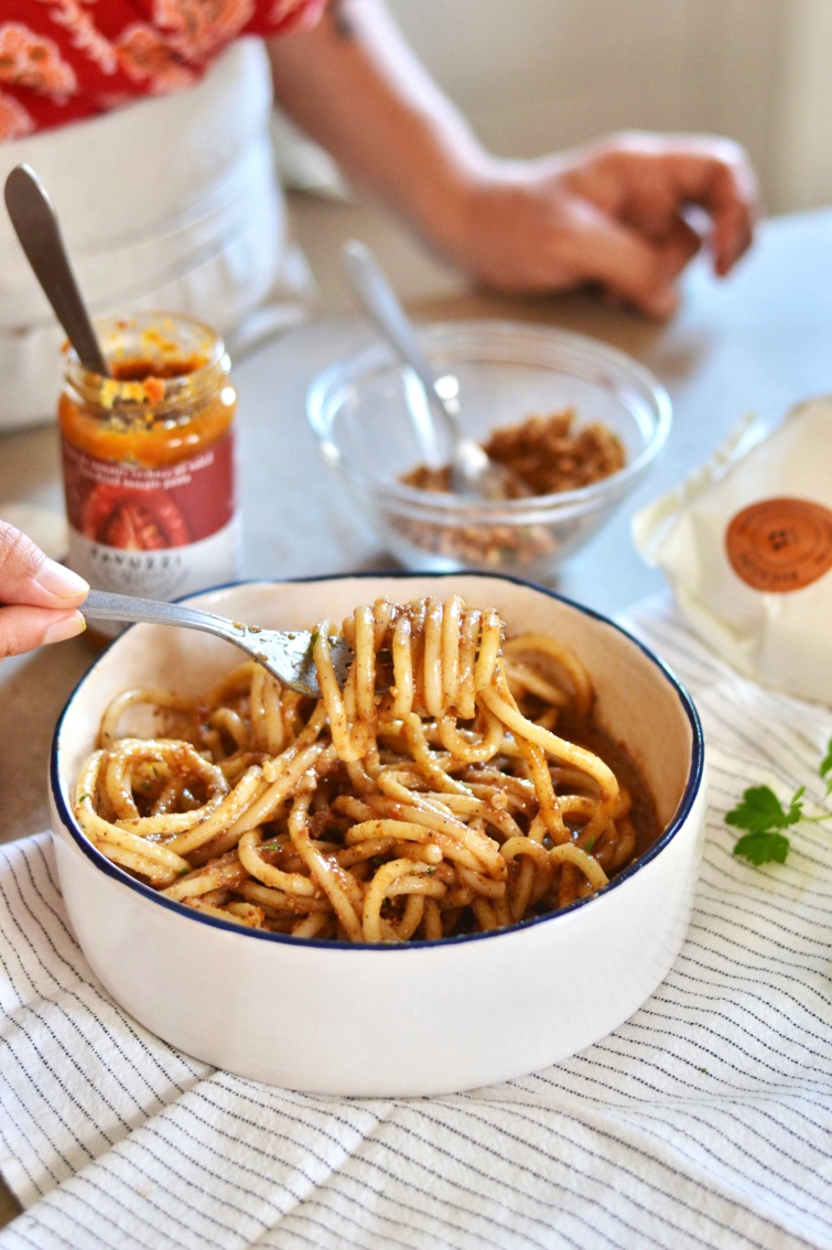 Bucatini and Sicilian sauce with sun-dried tomato pesto | Recipes | Favuzzi | Olive oils and fine It